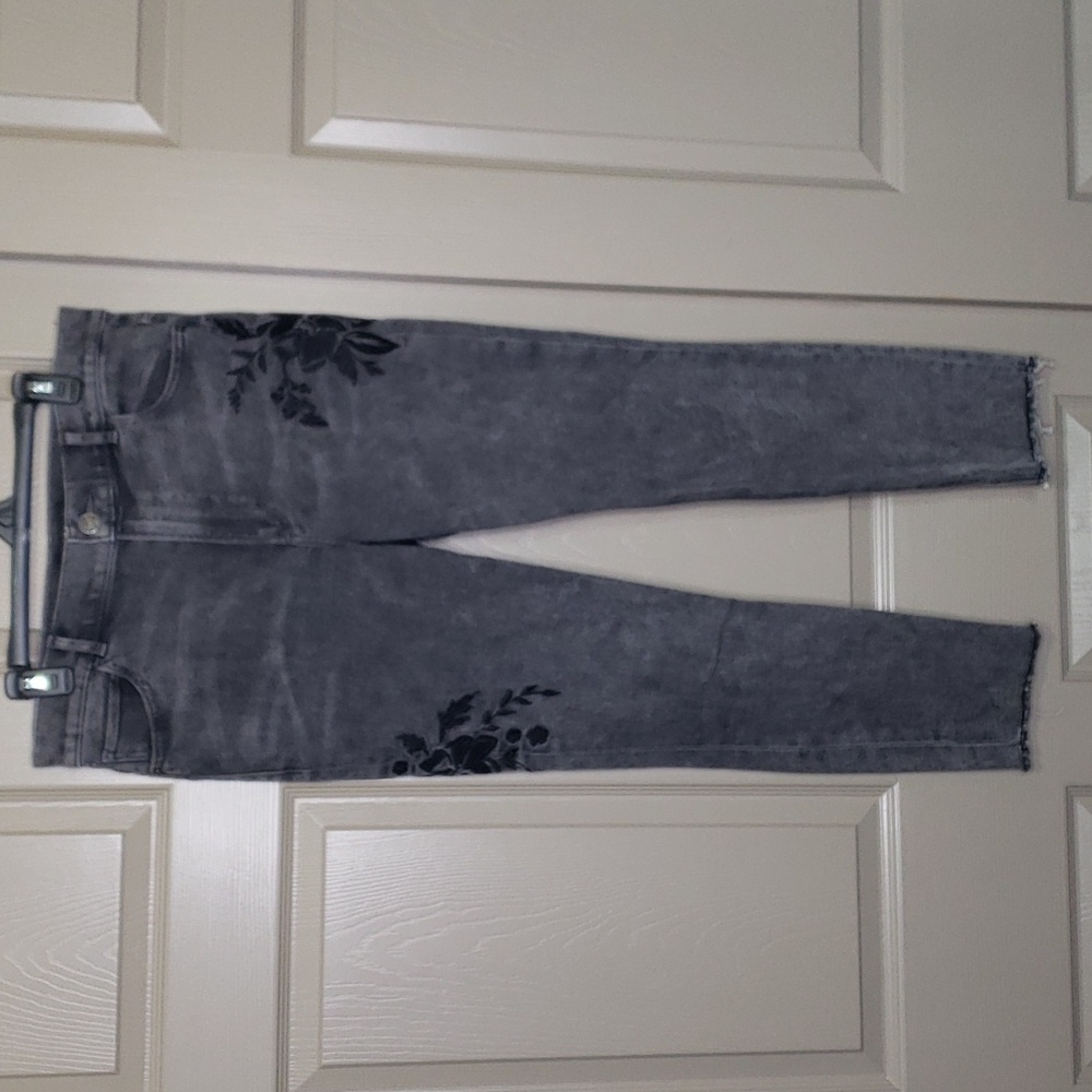 EXPRESS Black wash embroidered floral high-rise stretch skinny Raw hem Jeans 12